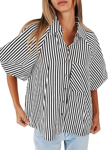 Détail d'une chemise à rayures noires et blanches avec col classique et boutonnage