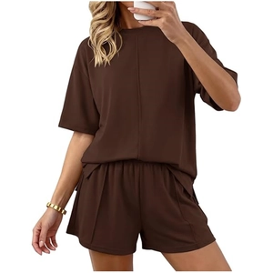 Dettaglio del set da casa marrone scuro due pezzi con t-shirt e pantaloncini elastici