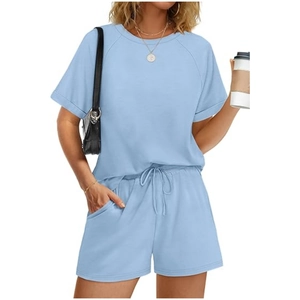 Détail d'un ensemble détente bleu ciel avec t-shirt à manches roulées et short à cordon