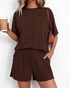 Dettaglio completo marrone scuro con cuciture verticali e pantaloncini con elastico