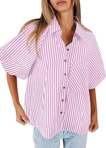 Détail de chemise rayée rose et blanc avec poche poitrine et manches bouffantes