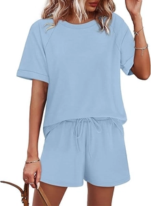 Détail d'un ensemble deux pièces bleu clair pour femme en coton doux avec short et t-shirt