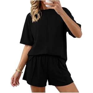 Completo casual nero da donna con maglia a maniche corte e pantaloncini larghi estivi