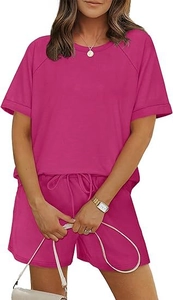 Détail d'un ensemble de loisirs rose pour femme avec short à cordon et tissu confortable