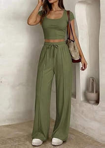 Dettaglio del set lounge a coste verde oliva con coulisse e pantaloni a gamba larga