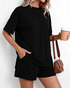 Dettaglio completo lounge nero con maglietta a maniche corte, pantaloncini e maglia morbida