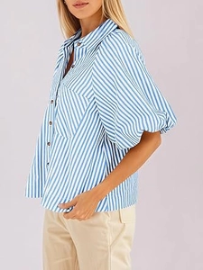 Détail de la chemise à rayures bleues et blanches avec manches bouffantes