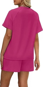 Vue arrière de l'ensemble deux pièces t-shirt oversize et short fuchsia pour femmes