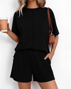 Dettaglio della cucitura verticale su un set maglia nera a maniche corte e shorts