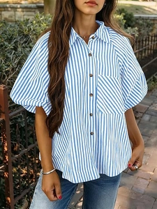 Détails de la chemise rayée à manches courtes avec boutons en bois et poche