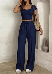 Dettaglio del tessuto in maglia a costine blu navy sul set a due pezzi maglia e pantaloni