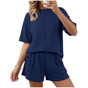 Dettaglio del set lounge blu scuro con maglietta con cucitura verticale e pantaloncini a vita alta