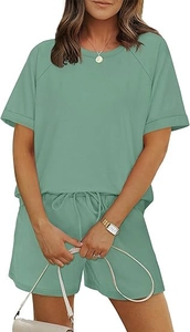 Détails de l'ensemble de détente vert sauge avec manches retroussées et short à cordon