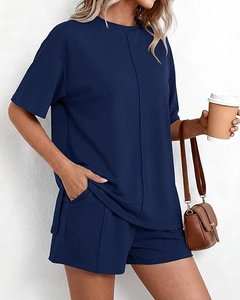 Dettaglio del set relax blu navy con spacchi laterali sulla maglia e pantaloncini ampi