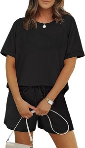 Détail de l'ensemble noir décontracté avec short à cordon et tee-shirt à manches raglan