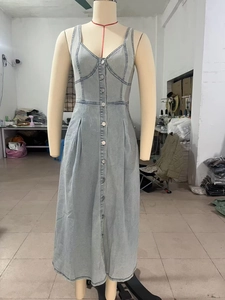 Détail de la robe midi en jean bleu clair avec fermeture à boutons métalliques vintage