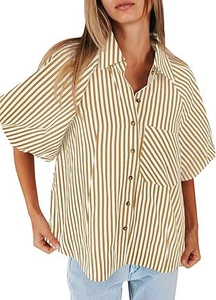 Détail des rayures verticales et de la boutonnière sur cette chemise décontractée pour femme