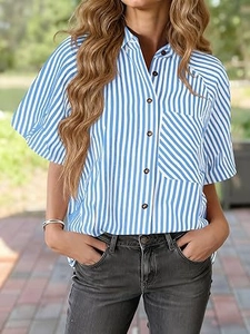 Détail d'une chemise à rayures bleues et blanches avec col à revers et poche