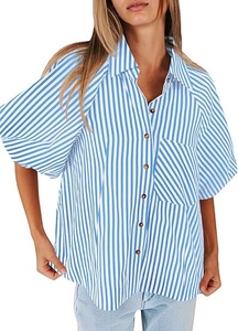 Détail de chemise rayée bleue à manches courtes avec boutons marron et manches bouffantes