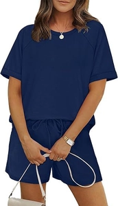 Détail d'un ensemble de loisirs bleu marine pour femme avec short à cordon et manches roulées