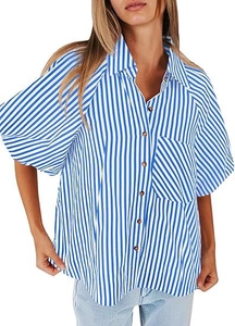 Détail de chemise rayée bleue et blanche montrant le col, la poche et les boutons marrons