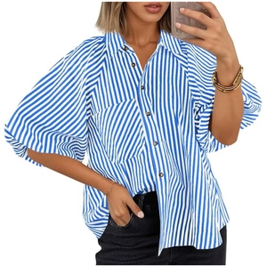 Détail d'un chemisier à rayures bleues et blanches avec poche poitrine et manches bouffantes