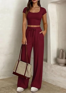 Dettaglio di un set bordeaux due pezzi con crop top e pantaloni larghi con coulisse