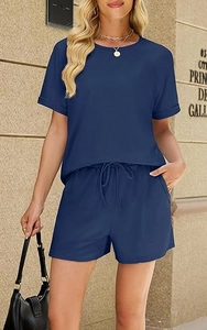 Détail d'un ensemble décontracté bleu marine pour femme avec t-shirt en coton et cordon de serrage