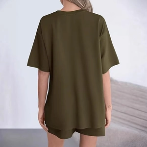 Vista posteriore del completo lounge due pezzi verde oliva con t-shirt e pantaloncini