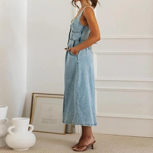 Détail de la poche latérale et des boutons simples sur une robe maxi en jean