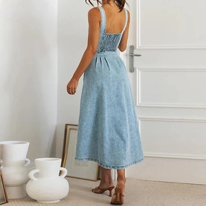 Robe midi en jean bleu avec dos élastique froncé et jupe évasée plissée en A