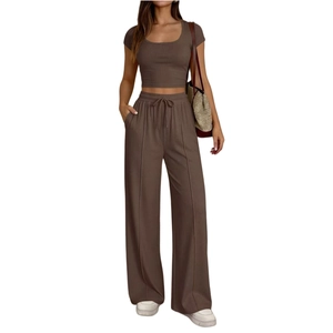 Completo casual due pezzi marrone scuro in maglia a coste con crop top e pantaloni