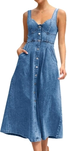 Détail de la robe midi en jean avec boutons métalliques et coutures structurantes