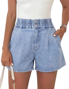 Dettaglio di shorts in denim azzurro a vita alta con elastico in vita e due bottoni