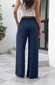 Detailansicht einer dunkelblauen weiten Hose mit gesmokter Taille in der Rückansicht