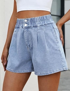 Dettaglio di pantaloncini di jeans celeste a vita alta con elastico e bottoni bianchi