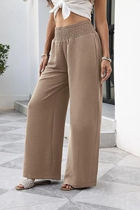 Detailansicht der khakifarbenen High-Waist-Hose mit plissierter Textur und elastischem Gummibund