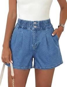 Dettaglio degli shorts di jeans a vita alta con doppi bottoni ed elastico in vita