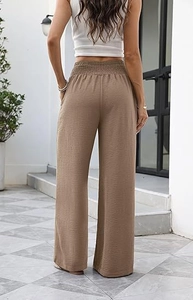 Detail der Hose mit hoher Taille, braunem Strukturstoff und gesmoktem Bund für Damen