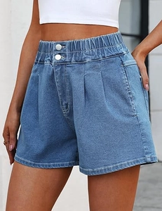 Dettaglio degli shorts di jeans azzurri da donna con vita alta elastica e bottoni metallici