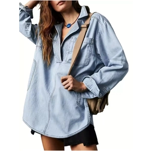Lichtblauw denim damesshirt met lange mouwen, v-hals en stijlvolle plooiaccenten