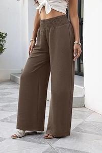Detail der braunen Hose mit hohem Bund und elastischem, gefaltetem Taillenbund