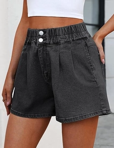 Dettaglio di pantaloncini in denim grigio scuro a vita alta con doppia chiusura a bottoni e pieghe