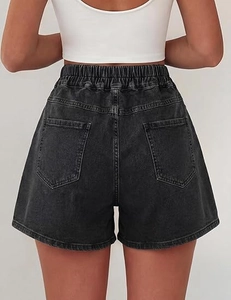 Dettaglio degli shorts in denim a vita alta con elastico in vita e tasche posteriori