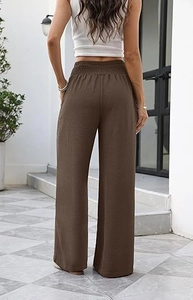 Makroaufnahme der dunkelbraunen High-Waist-Hose mit weitem Bein, Gummibund und Taschen