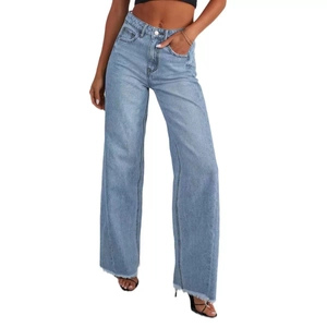 Jean femme taille haute bleu clair à jambe large avec ourlet effiloché et coupe droite