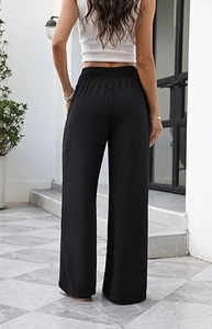 Nahaufnahme des elastischen hohen Bundes und des strukturierten Stoffs der schwarzen Hose