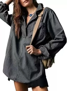 Dettaglio camicia di jeans grigia con scollo a V, trama a pieghe e tasche utility