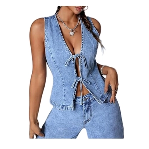 Gilet en jean bleu clair cintré pour femme avec décolleté en V et liens à nœuds devant