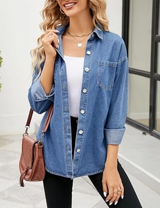 Détail d'une chemise en jean bleue avec boutons-pression et poche de poitrine chic